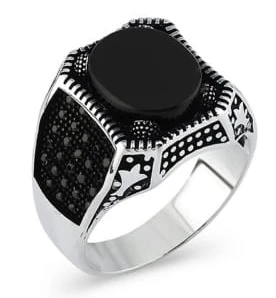 Siyah Oniks Taşlı Kare Formlu Yanları Çiçek Motifli ve Mikro Taşlı Heybetli Erkek Yüzük