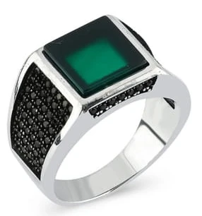 Yeşil Akik Taşlı Kare Formlu ve Yanları Siyah Mikro Taş Döşemeli Modern Erkek Yüzük