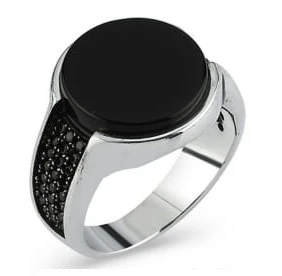 Siyah Oniks Taşlı Yuvarlak Formlu ve Yanları Mikro Taşlı Modern Akışkan Tasarım Erkek Yüzük