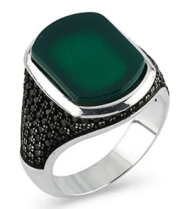 Yeşil Akik Taşlı Dikdörtgen Formlu ve Yanları Siyah Mikro Taş Döşemeli Modern Erkek Yüzük