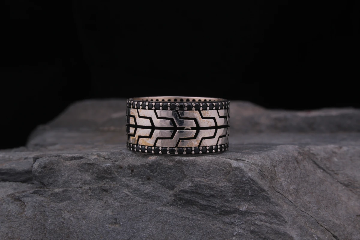 Geometrik Desenli Siyah Zirkon Taşlı Erkek Alyans