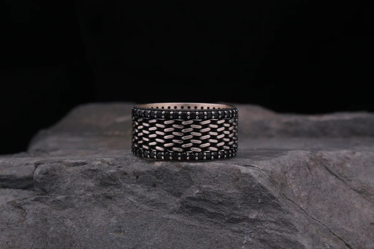 Hasır Örgü Desenli Siyah Taşlı Erkek Alyans