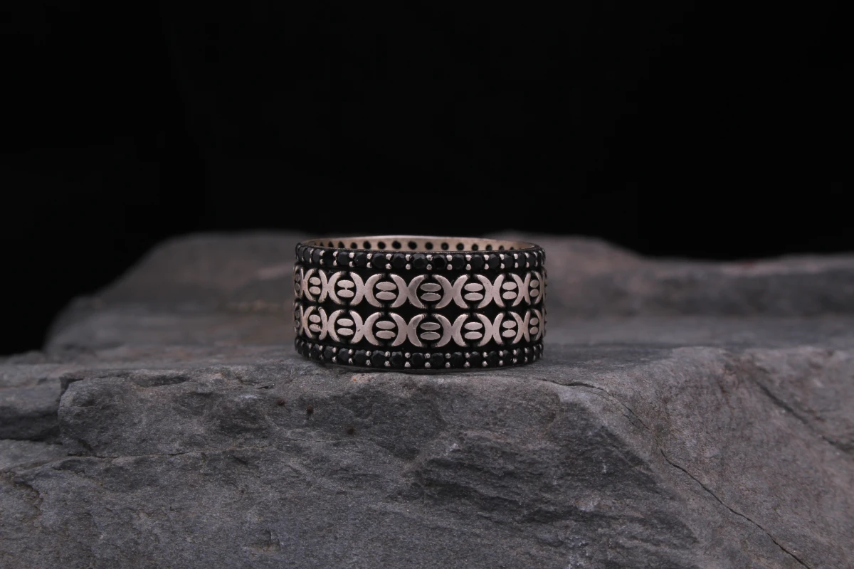 Sonsuzluk Düğümü Desenli Siyah Taşlı Erkek Alyans