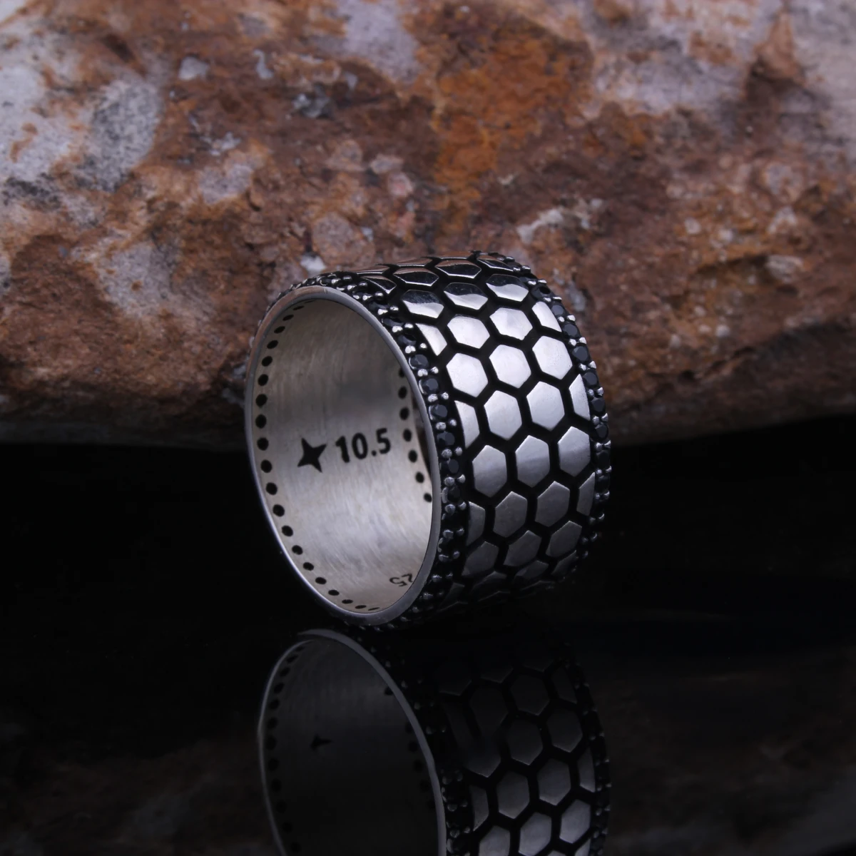 Petek Desenli Siyah Taşlı Erkek Alyans