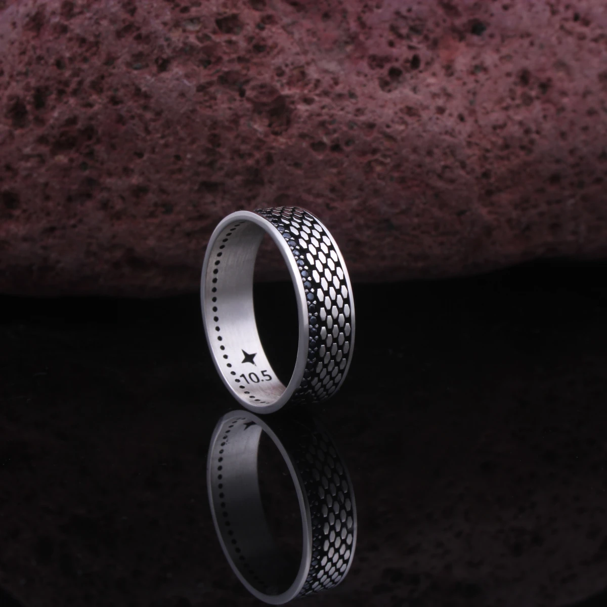 Tek Sıra Siyah Taşlı Gümüş Alyansı