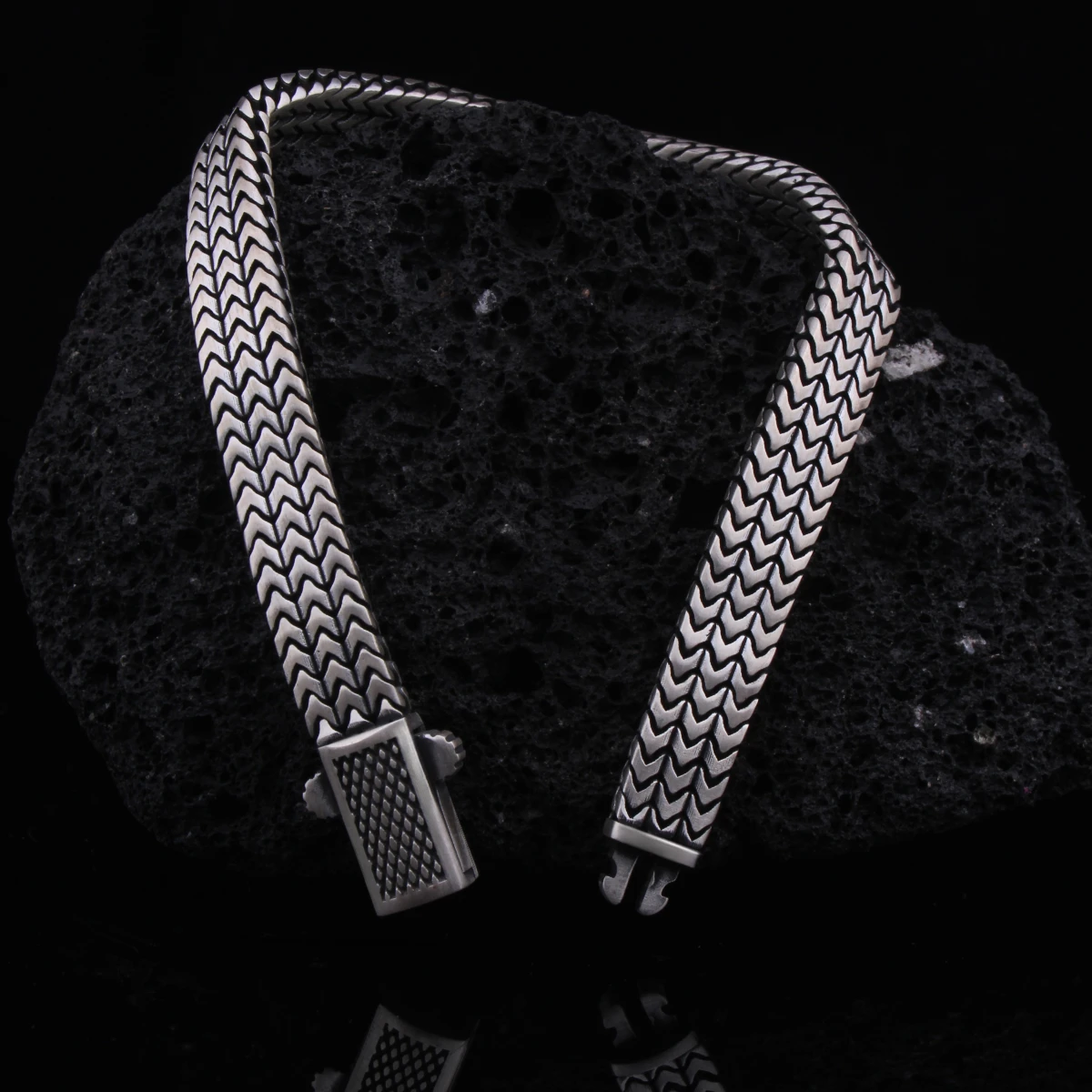 Üç Sıralı Ok Ucu Geçmeli Erkek Bileklik