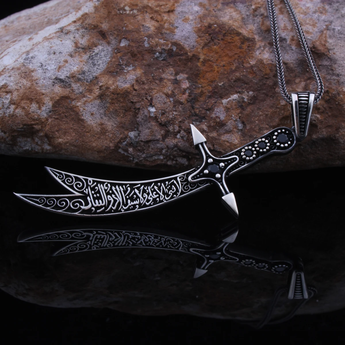 Zülfikar ve (Zülfikar_dan keskin kılıç, Aliden büyük yiğit yoktur) Yazılı Gümüş Kolye Ucu