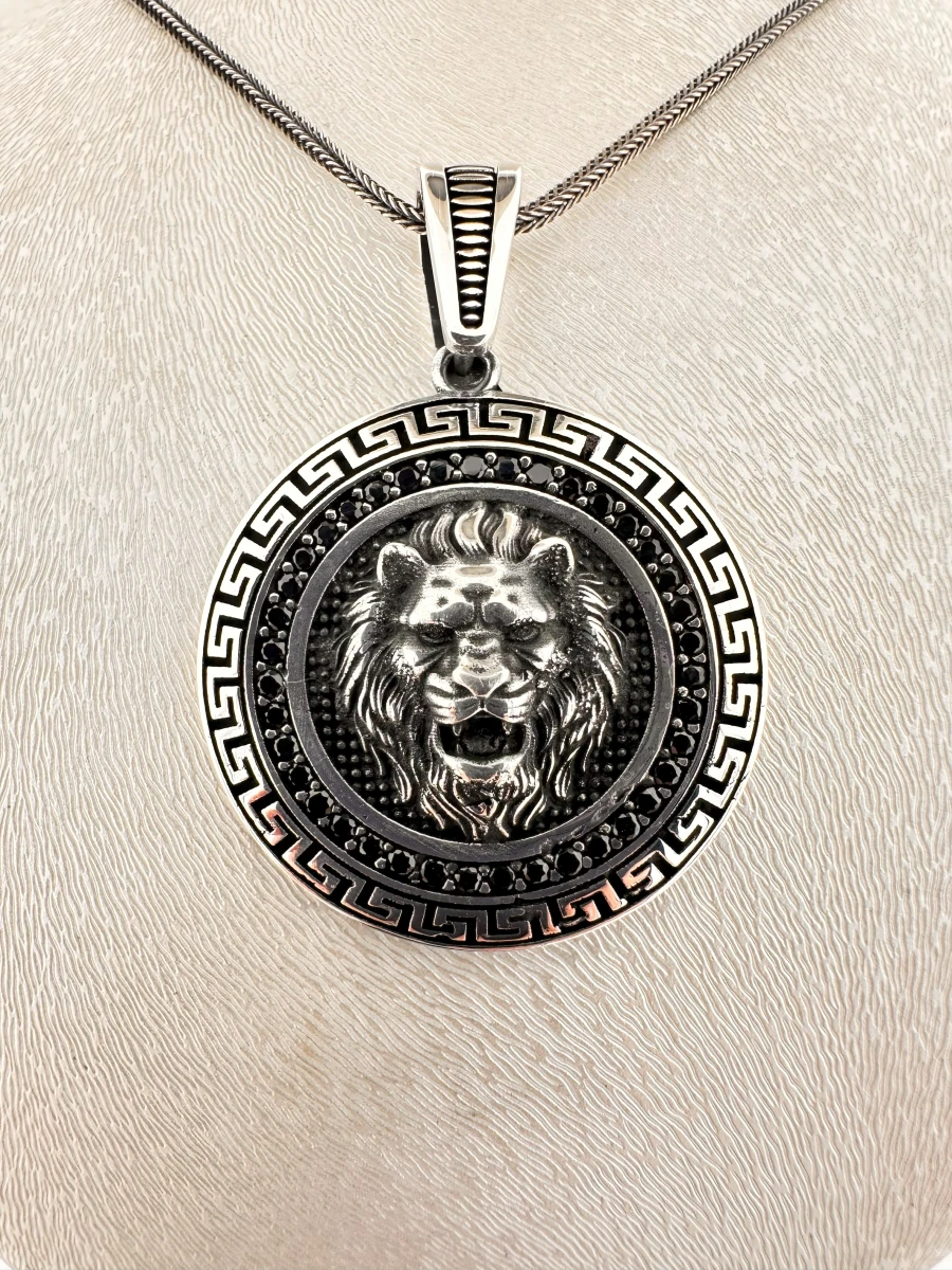 Grek Desenli Aslan Başı Siyah Taşlı Erkek Kolye