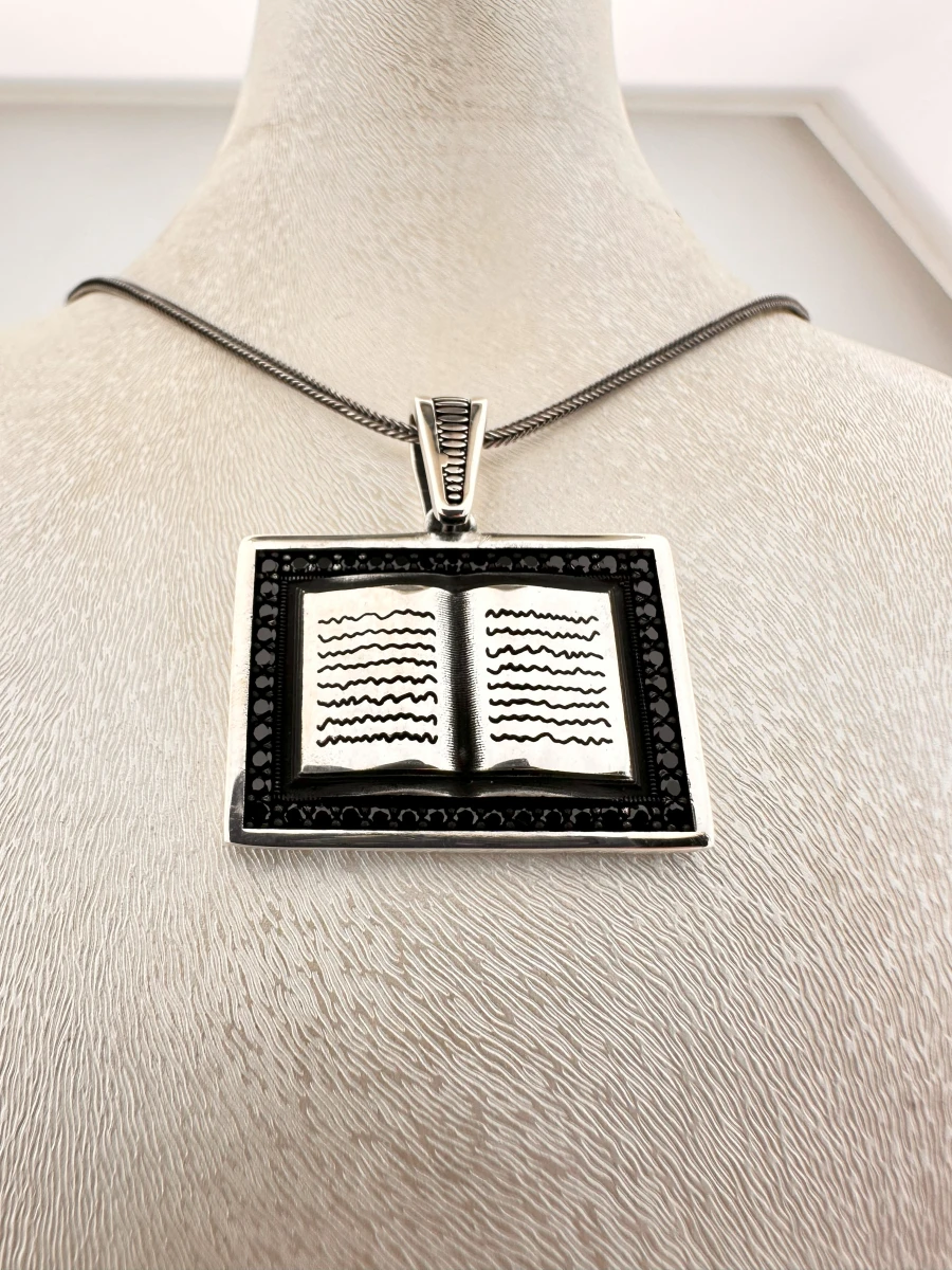 Açık Kitap Tasarımlı Siyah Taşlı Kolye Ucu