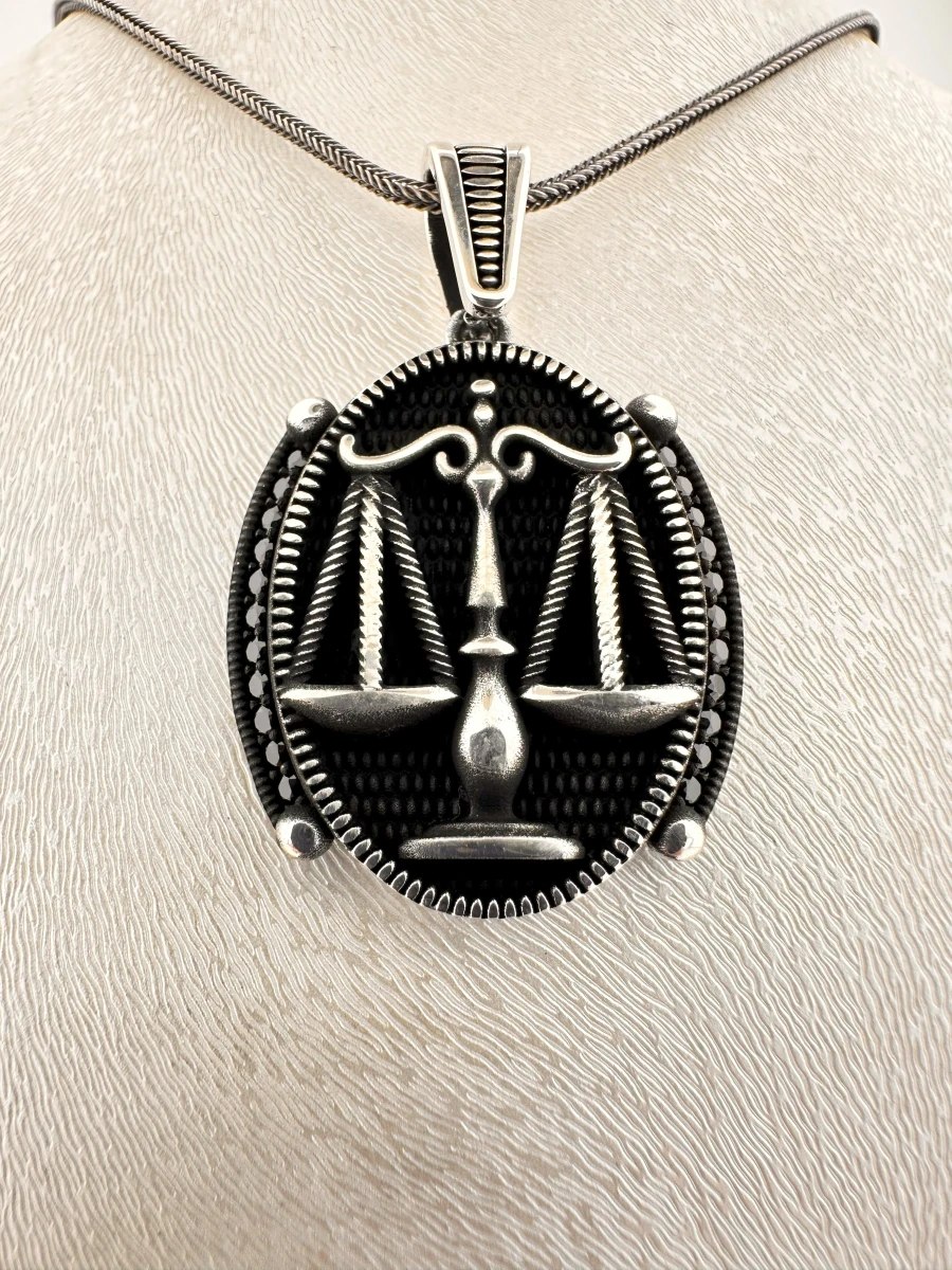 Oval Adalet Terazisi Siyah Taşlı Kolye Ucu