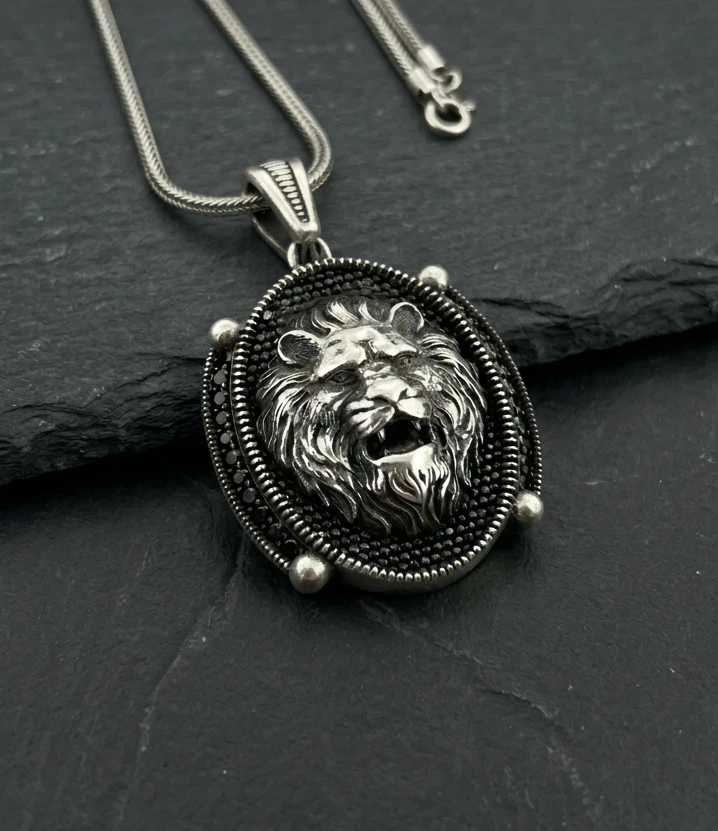 Aslan Başı Kabartmalı Siyah Taşlı Erkek Kolye Ucu