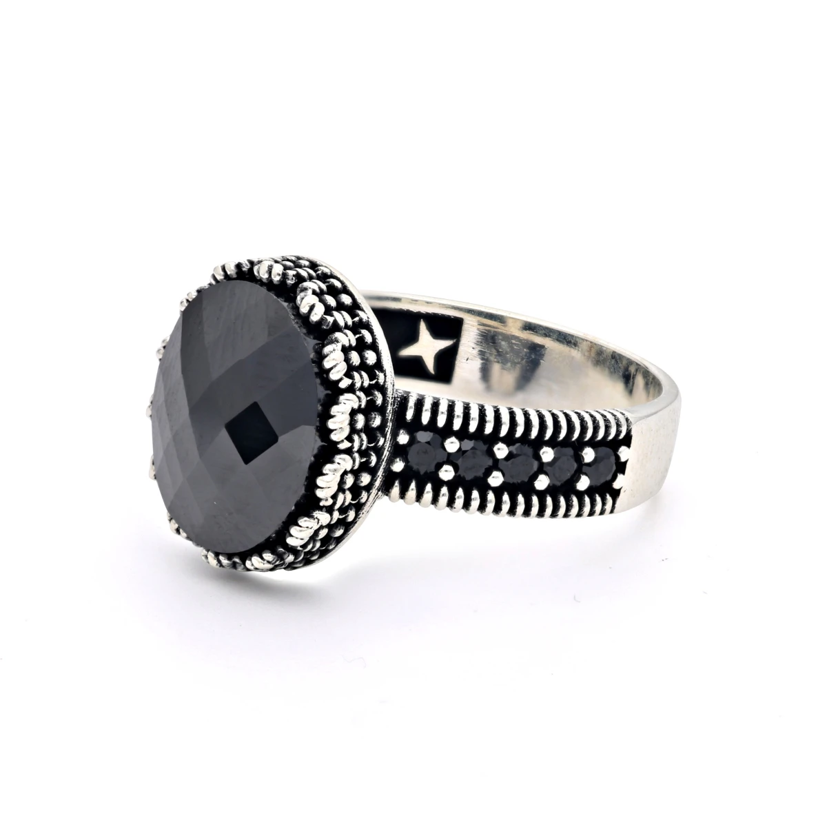 Oval Kesim Yanları Mikro Taşlı Erkek Yüzük