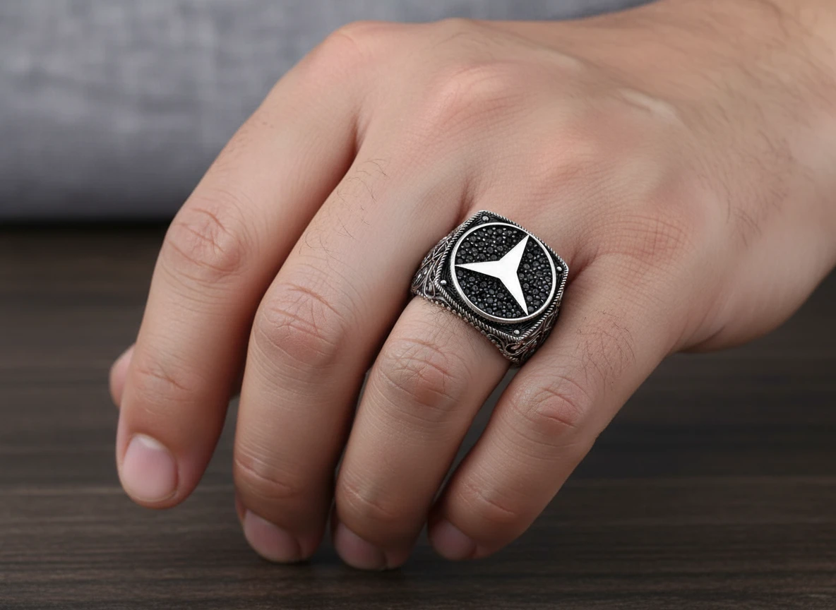 Mikro Taşlı ve El İşlemesi Detaylı Mercedes Erkek Yüzüğü