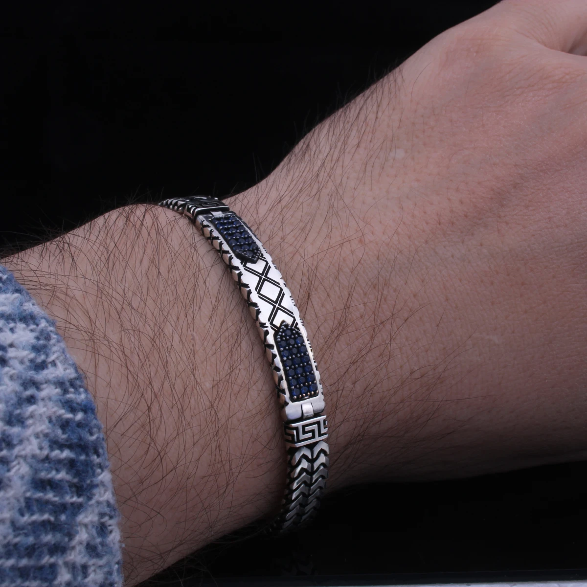 Geometrik Desenli Lacivert Taşlı Erkek Bileklik