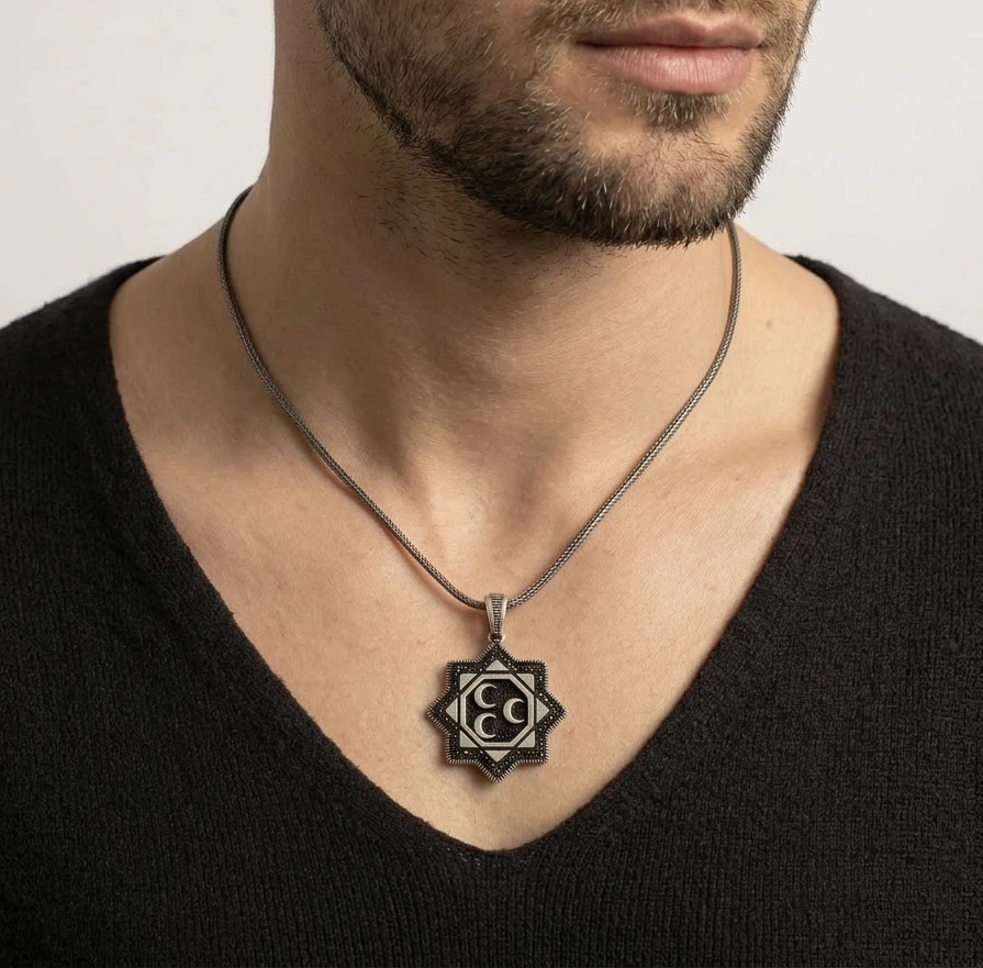 Üç Hilal Detaylı Siyah Taşlı Sekiz Köşeli Yıldız Kolye Ucu