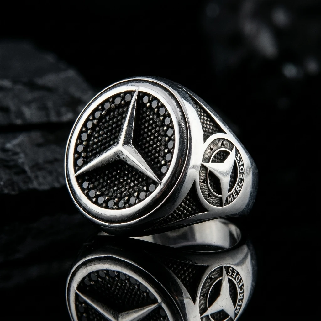 Siyah Taşlı ve Yanı Logolu Mercedes Erkek Yüzüğü