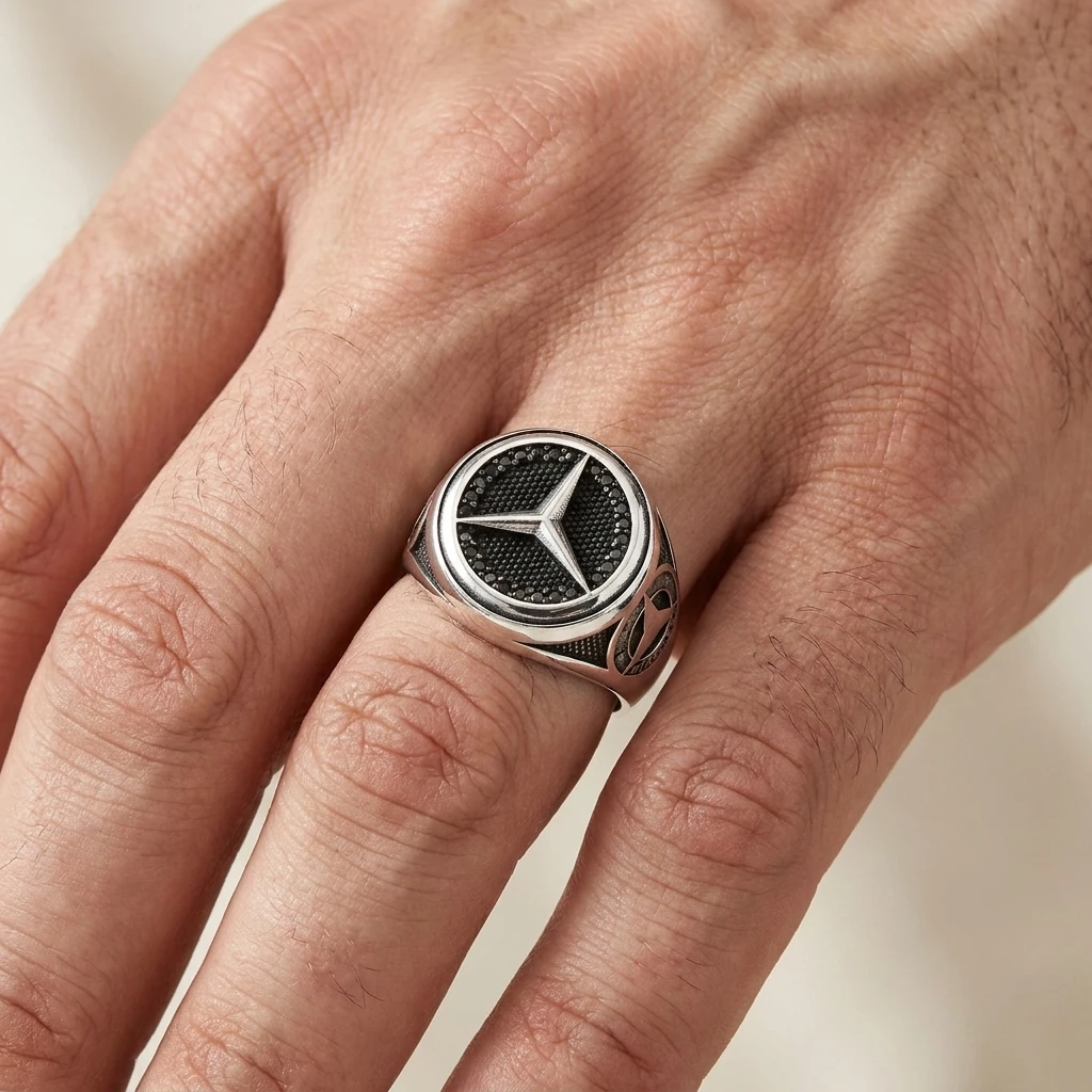 Siyah Taşlı ve Yanı Logolu Mercedes Erkek Yüzüğü